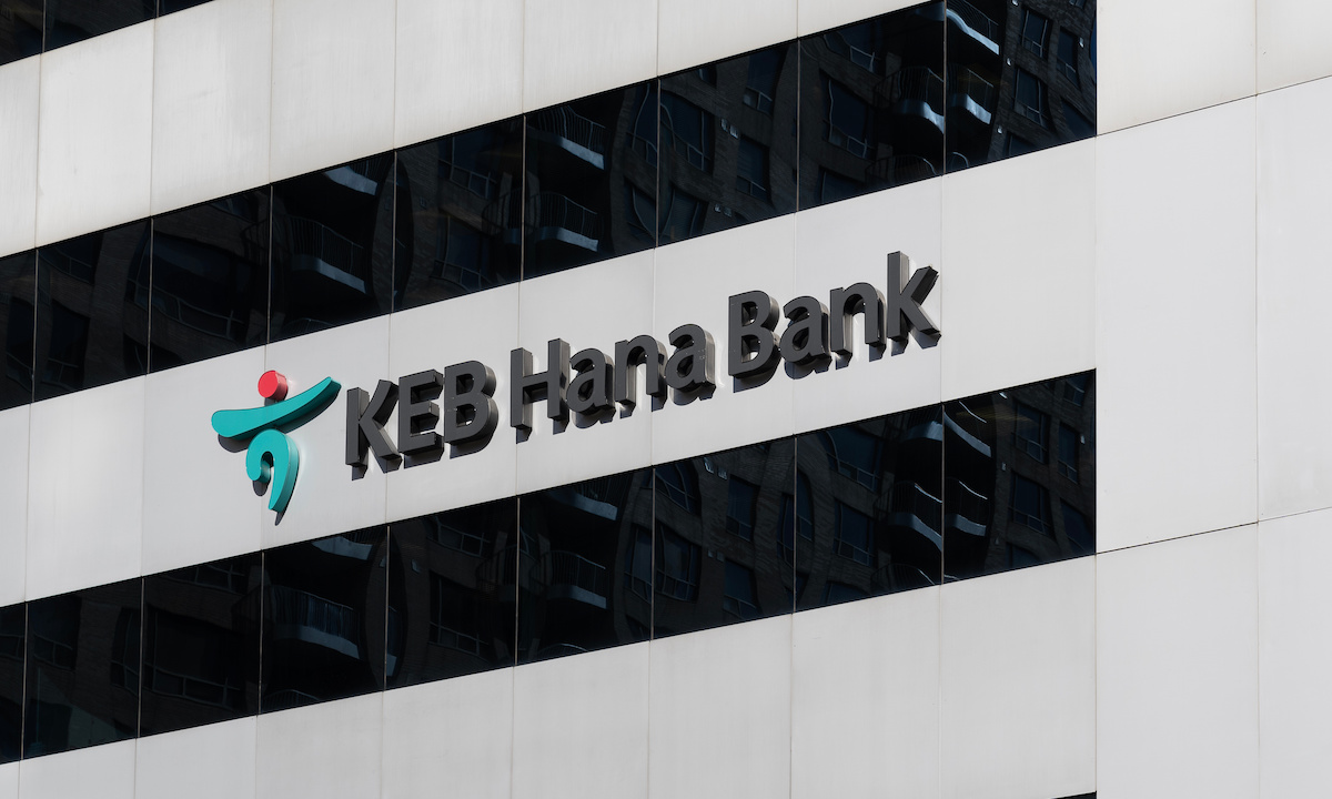 Hana Bank logo next to a graphic representing cryptocurrency.