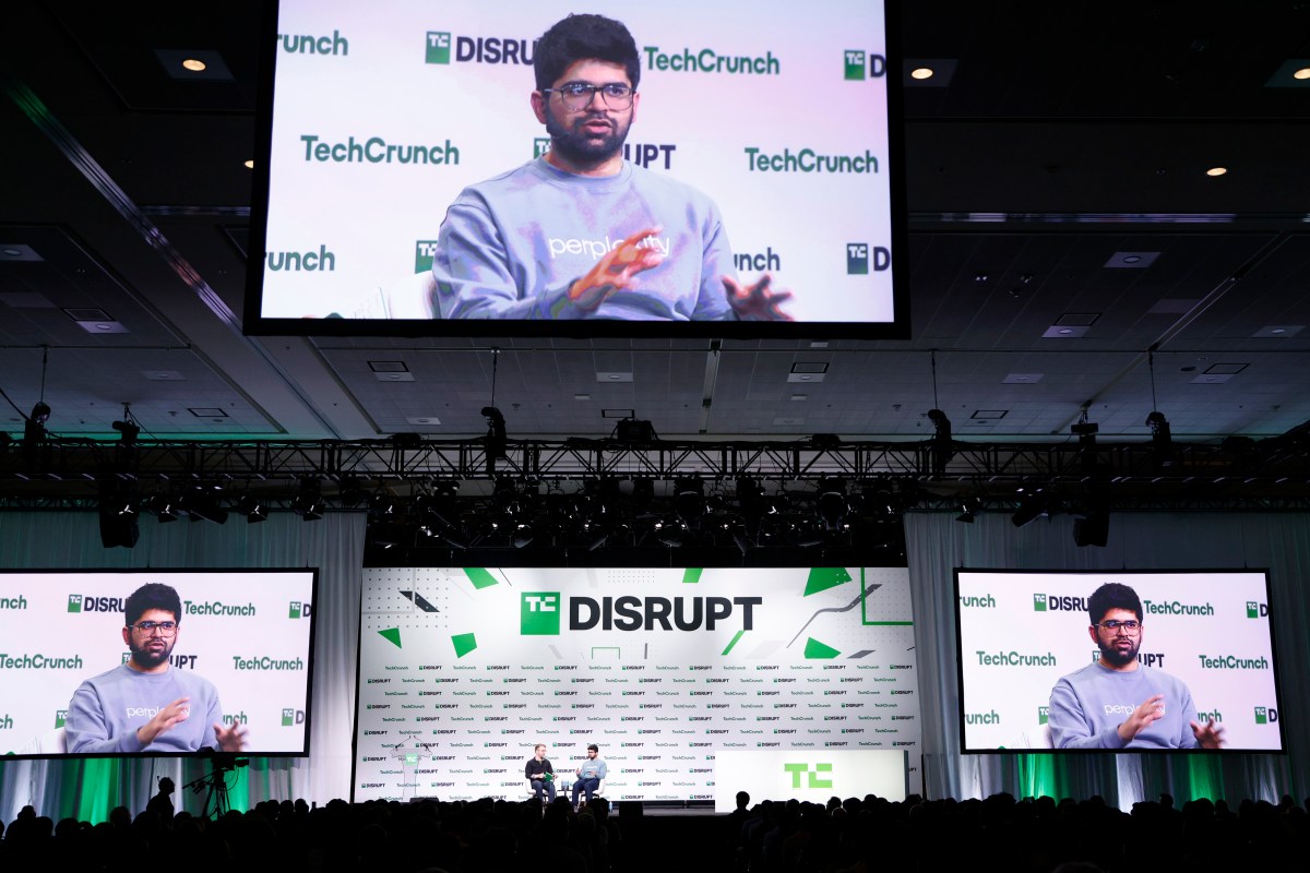Überfüllte TechCrunch Disrupt-Bühne mit Startup Battlefield Pitches und VC-Publikum