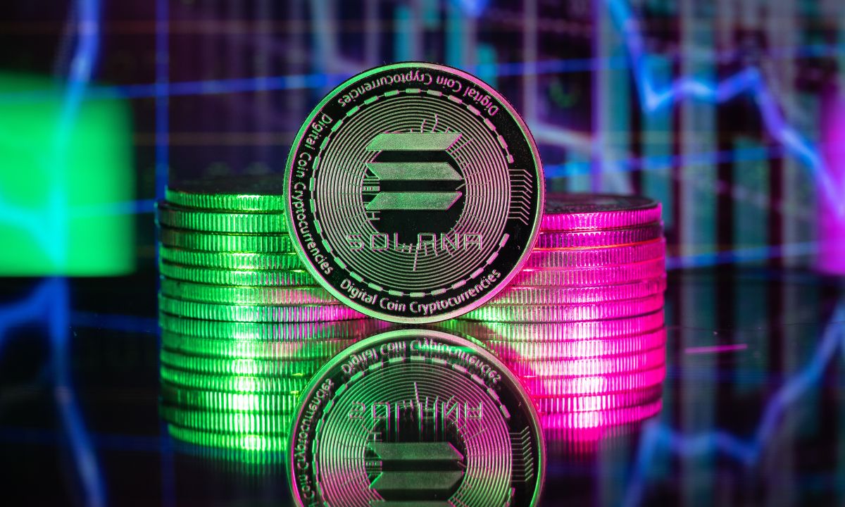 Drift cryptocurrency exchange website frozen with security incident banner after $280 million hack