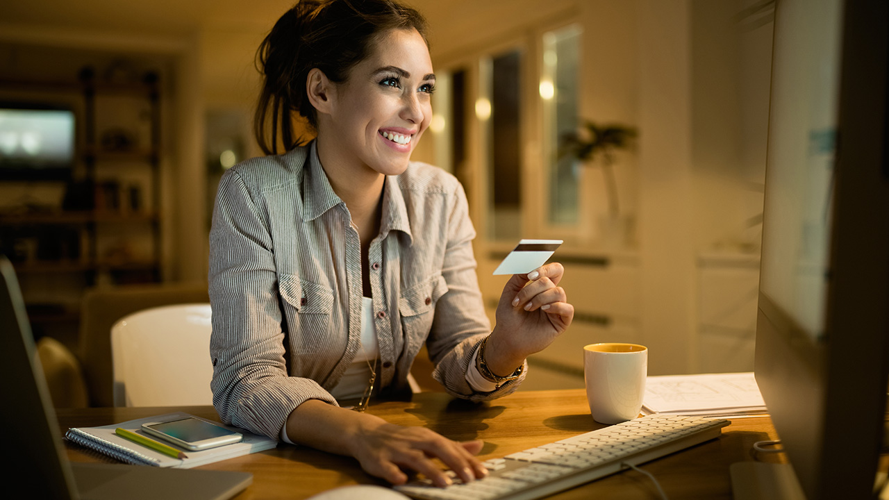 不安定な経済でクレジットカードを振り回す若者たち、スコアがズルズル落ちる