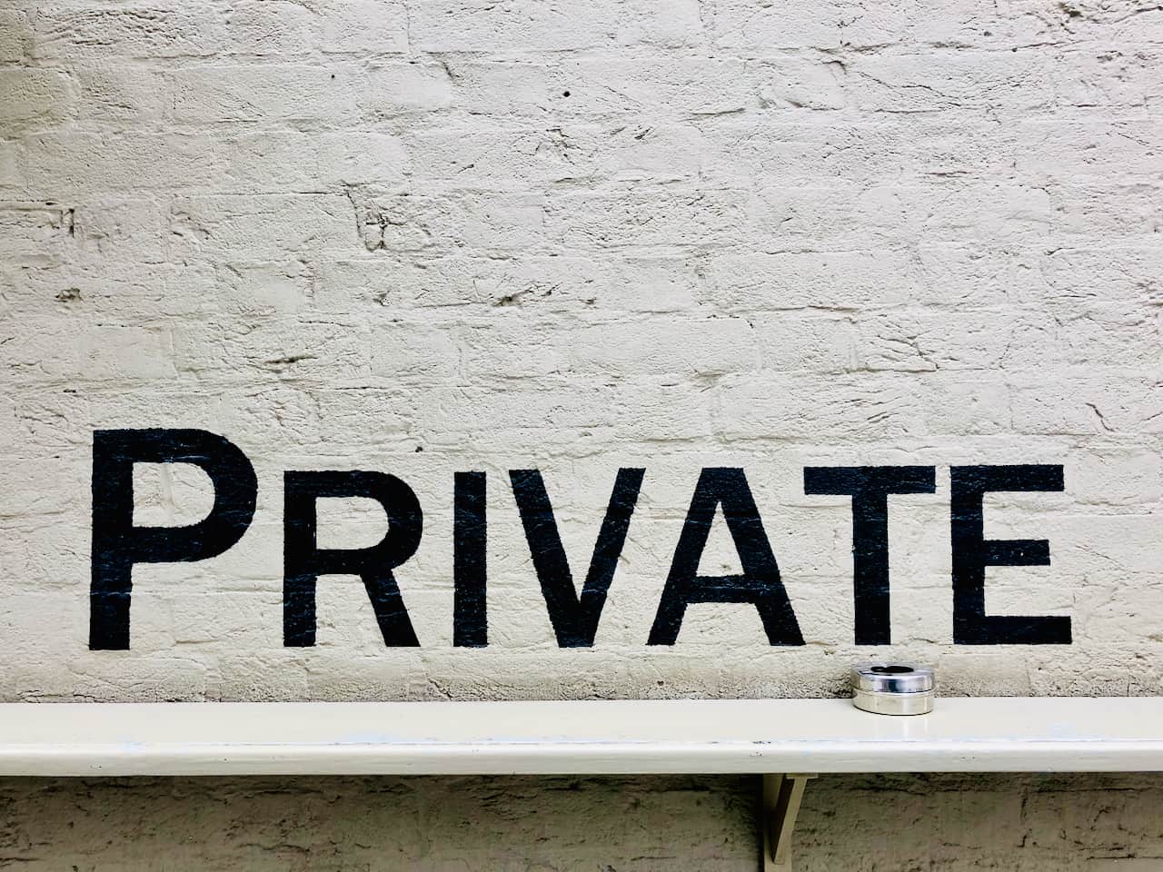 Монета Zcash ZEC с графикой shielded-приватности и сравнительной таблицей с Bitcoin